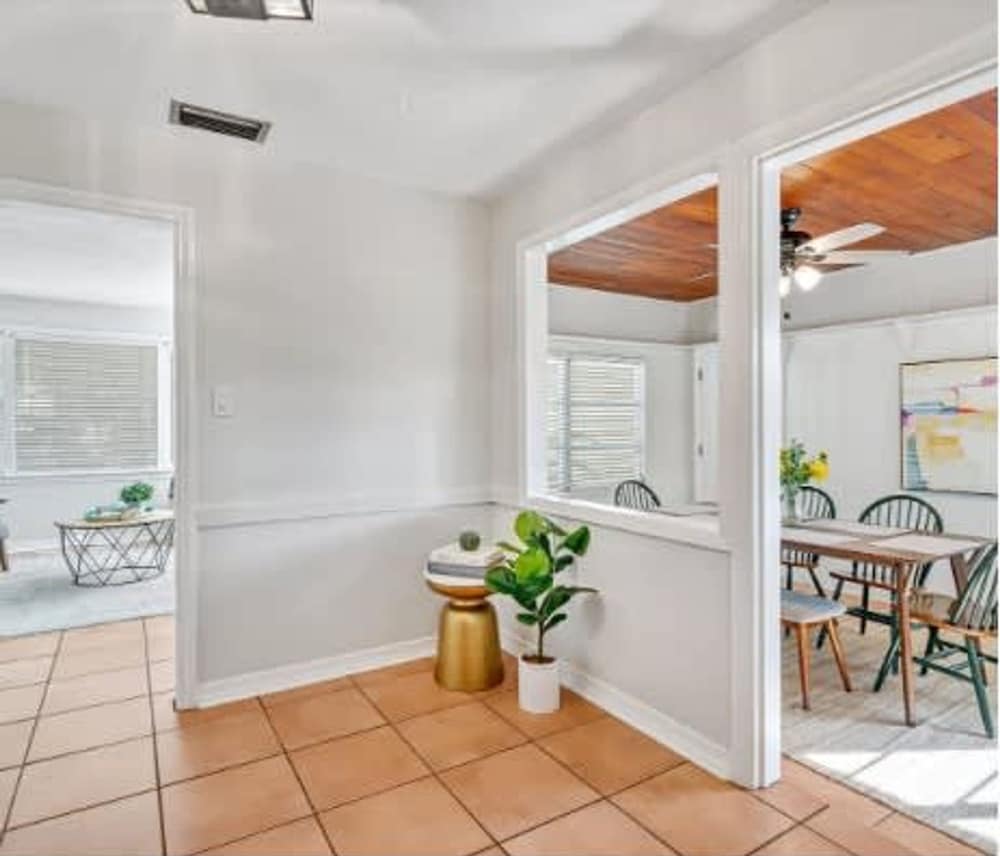 Chic Downtown Sarasota Cottage Retreat