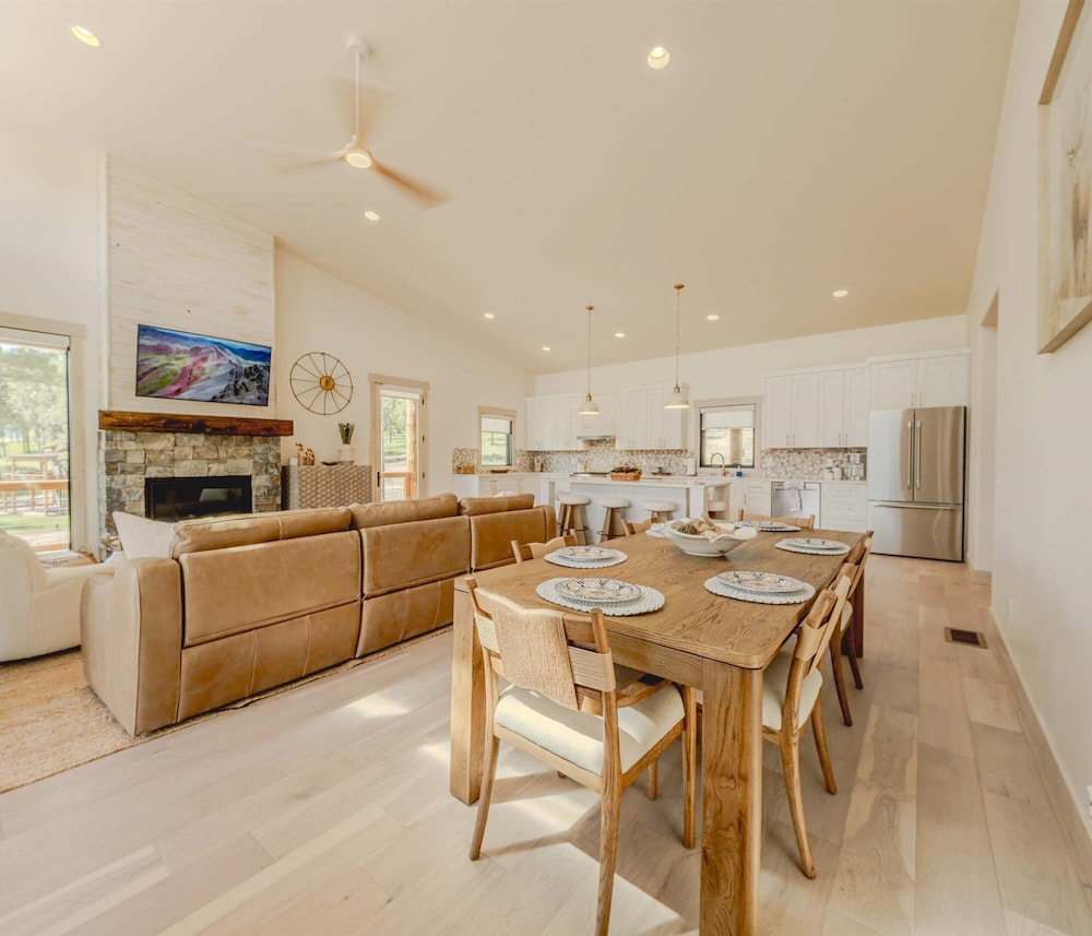 Home on the 10th Hole Home for 8 With Incredible Views & Hot Tub