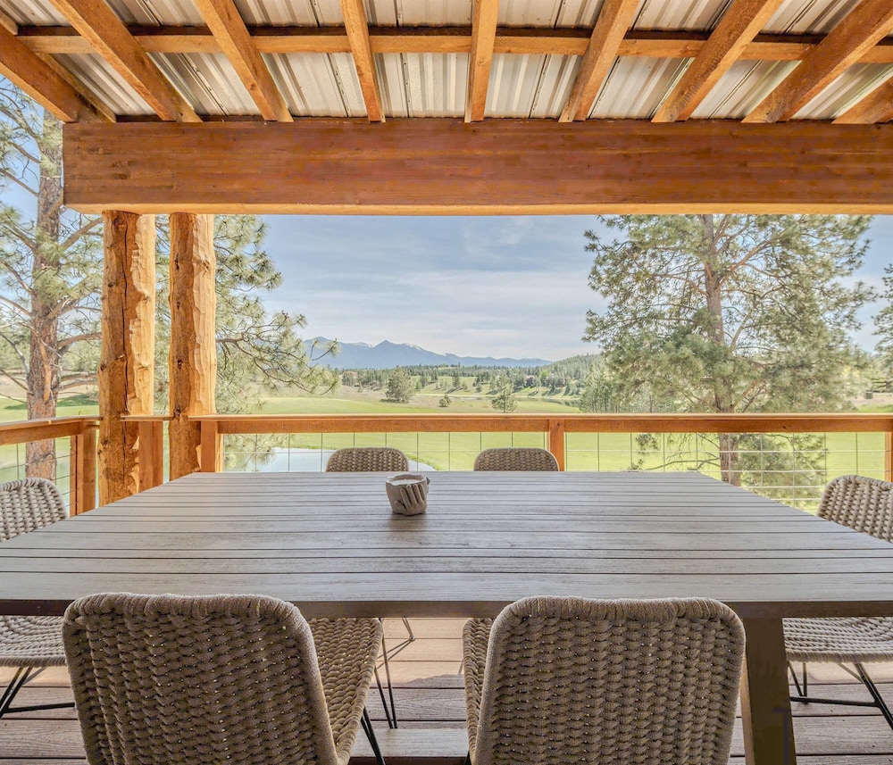 Home on the 10th Hole Home for 8 With Incredible Views & Hot Tub