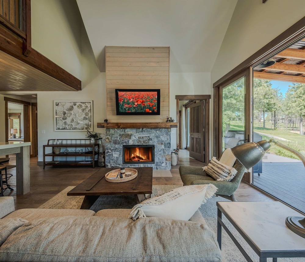 Cottage on the 10th Tee Beautiful Stay for 7 w/ Hot Tub & Fire Pit