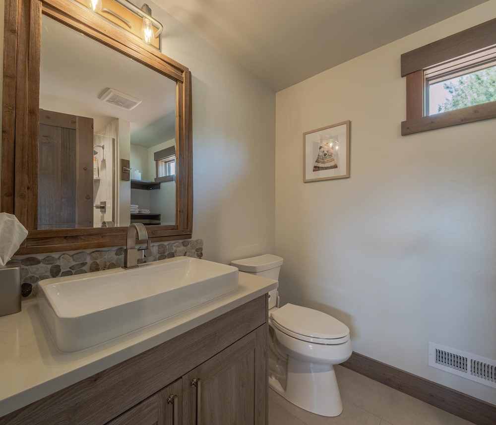 Cottage on the 10th Tee Beautiful Stay for 7 w/ Hot Tub & Fire Pit