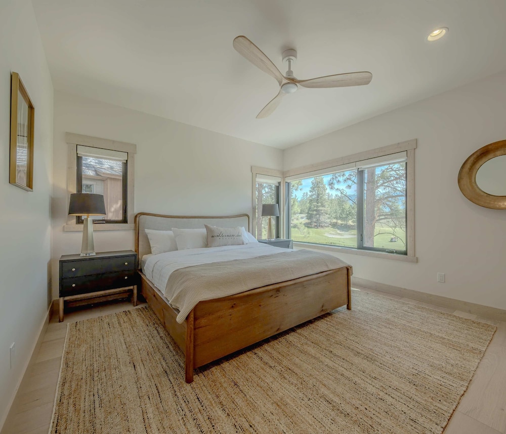 Home on the 10th Hole Home for 8 With Incredible Views & Hot Tub