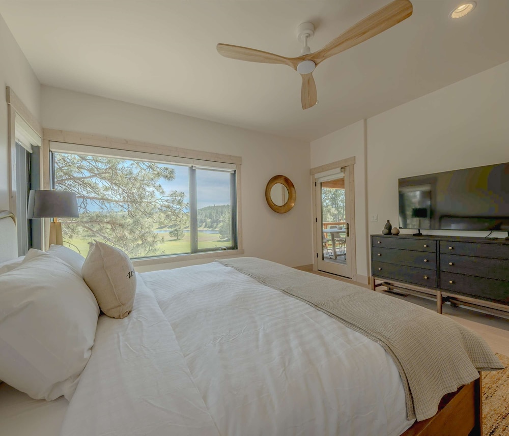 Home on the 10th Hole Home for 8 With Incredible Views & Hot Tub
