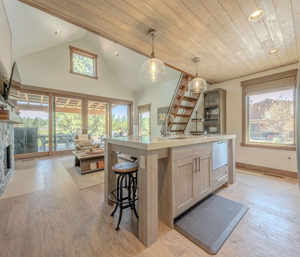 Cottage on the 10th Tee Beautiful Stay for 7 w/ Hot Tub & Fire Pit