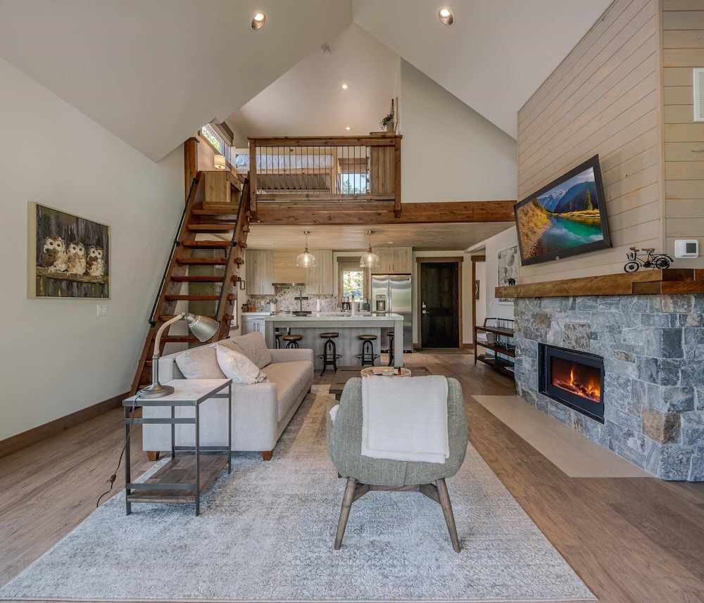 Cottage on the 10th Tee Beautiful Stay for 7 w/ Hot Tub & Fire Pit