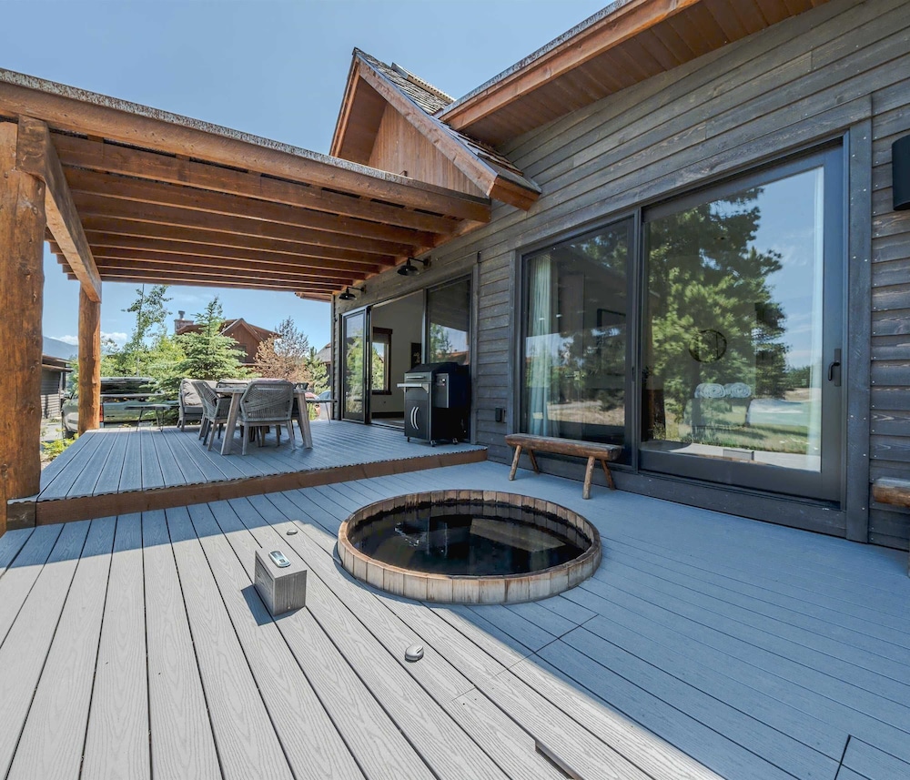Cottage on the 10th Tee Beautiful Stay for 7 w/ Hot Tub & Fire Pit