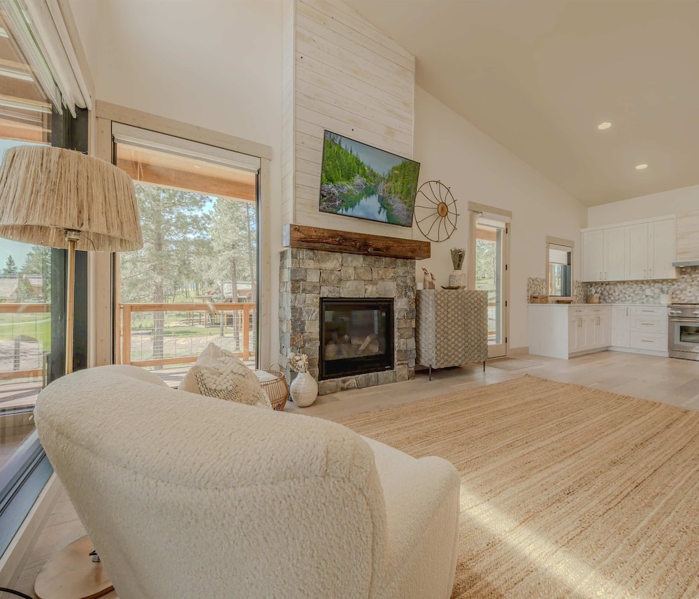 Home on the 10th Hole Home for 8 With Incredible Views & Hot Tub