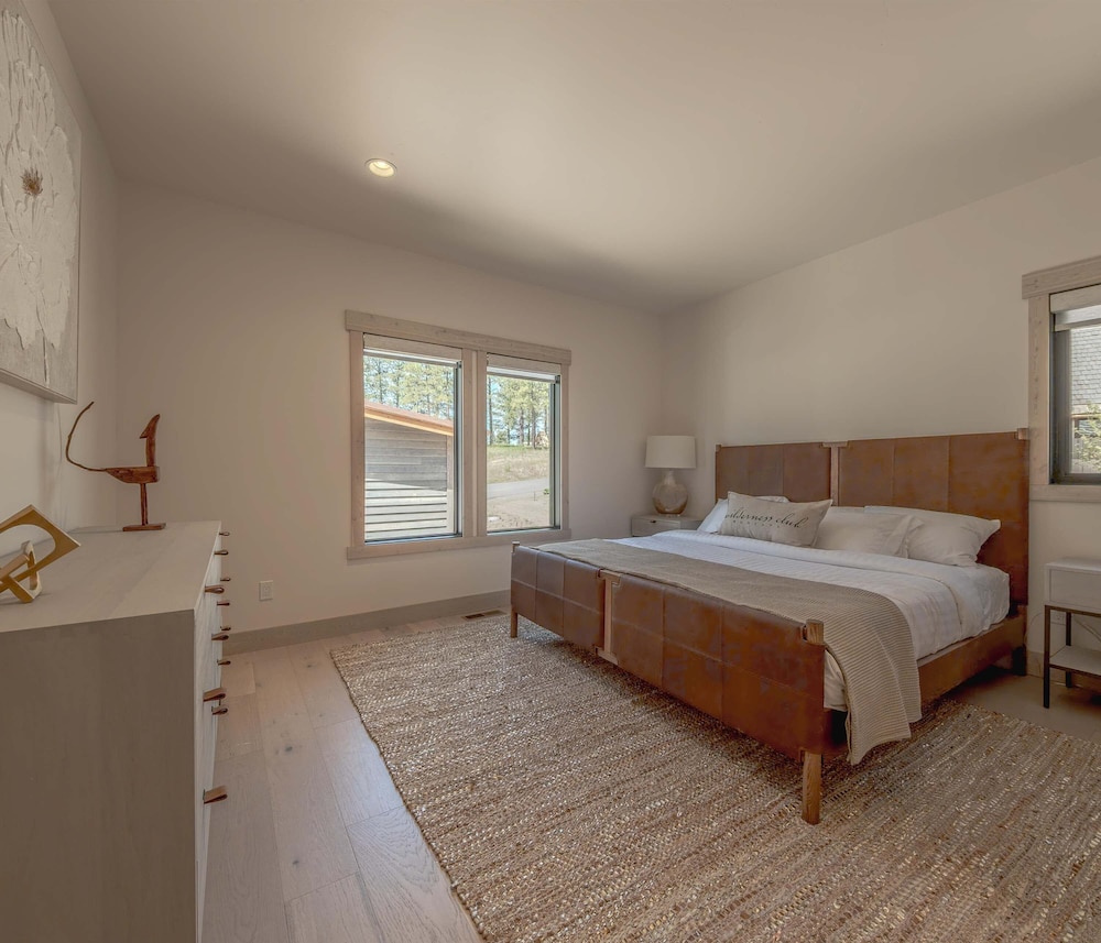 Home on the 10th Hole Home for 8 With Incredible Views & Hot Tub