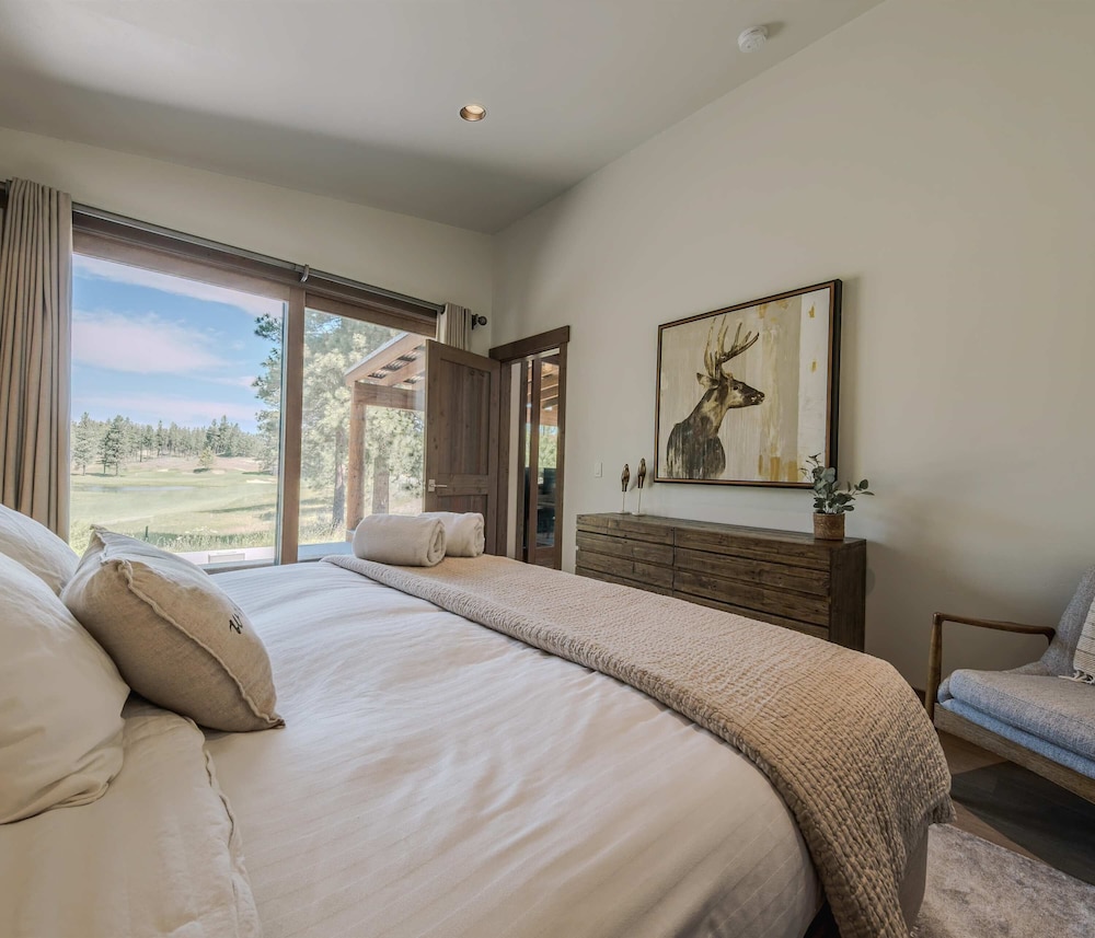 Cottage on the 10th Tee Beautiful Stay for 7 w/ Hot Tub & Fire Pit