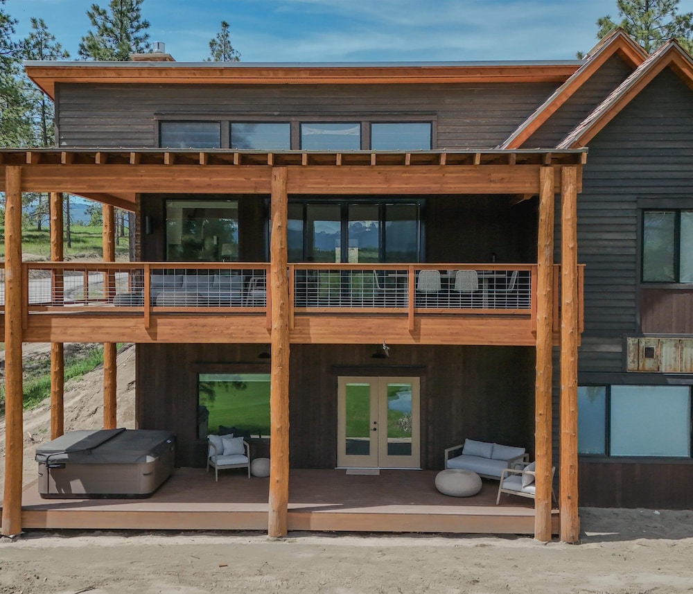 Home on the 10th Hole Home for 8 With Incredible Views & Hot Tub