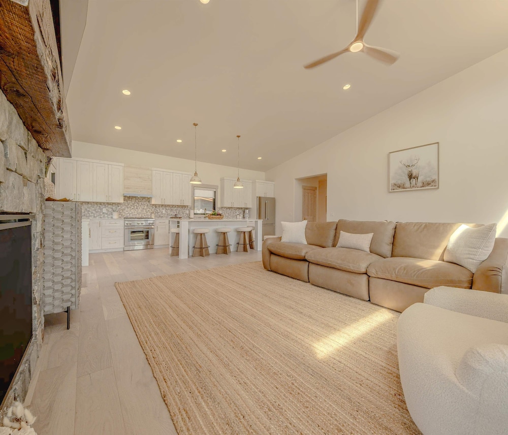 Home on the 10th Hole Home for 8 With Incredible Views & Hot Tub