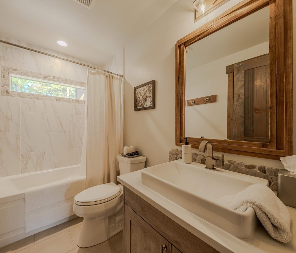 Cottage on the 10th Tee Beautiful Stay for 7 w/ Hot Tub & Fire Pit