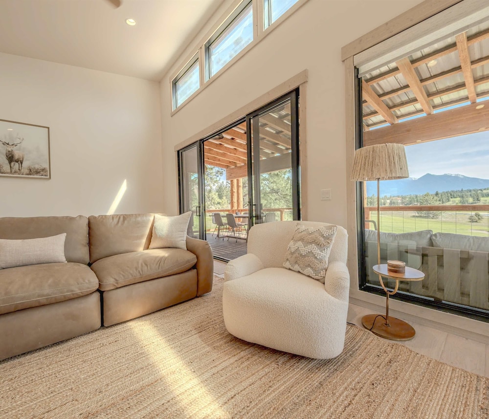 Home on the 10th Hole Home for 8 With Incredible Views & Hot Tub