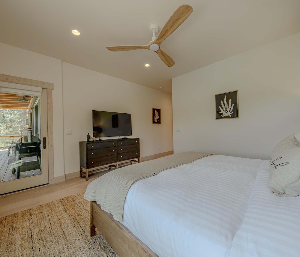 Home on the 10th Hole Home for 8 With Incredible Views & Hot Tub