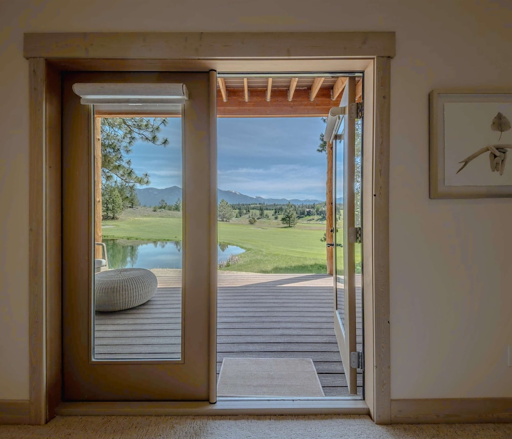 Home on the 10th Hole Home for 8 With Incredible Views & Hot Tub