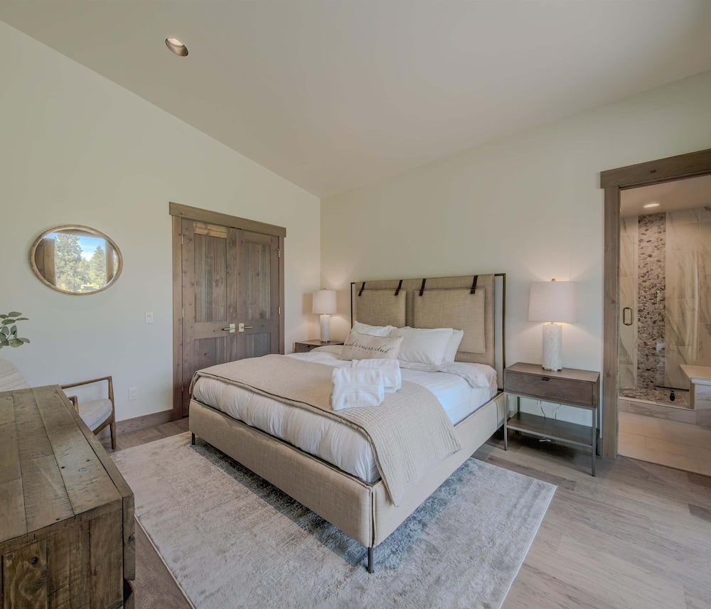 Cottage on the 10th Tee Beautiful Stay for 7 w/ Hot Tub & Fire Pit