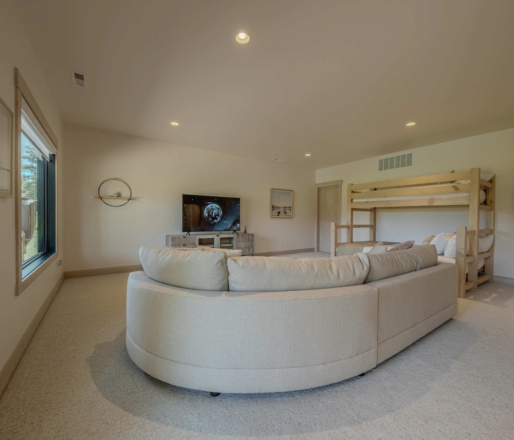 Home on the 10th Hole Home for 8 With Incredible Views & Hot Tub