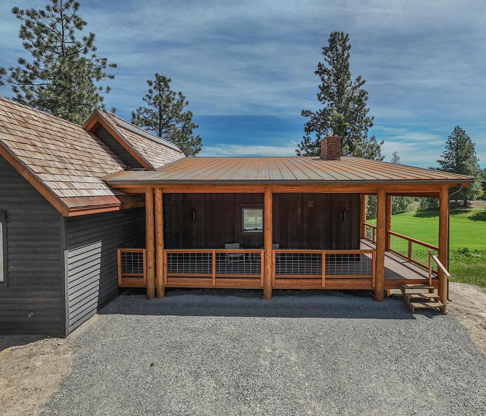 Home on the 10th Hole Home for 8 With Incredible Views & Hot Tub