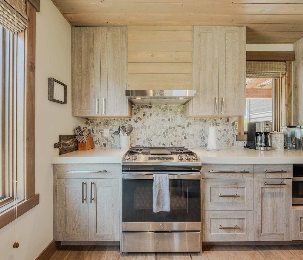 Cottage on the 10th Tee Beautiful Stay for 7 w/ Hot Tub & Fire Pit