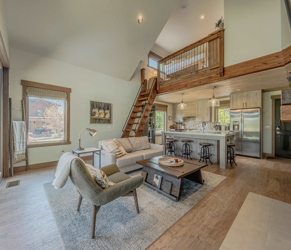 Cottage on the 10th Tee Beautiful Stay for 7 w/ Hot Tub & Fire Pit