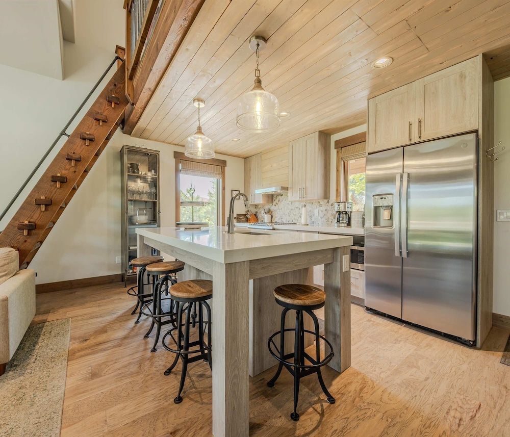Cottage on the 10th Tee Beautiful Stay for 7 w/ Hot Tub & Fire Pit