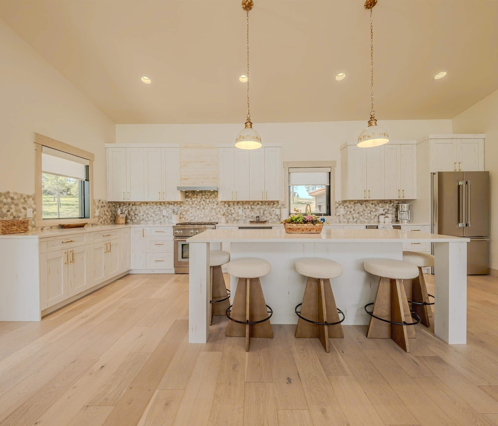 Home on the 10th Hole Home for 8 With Incredible Views & Hot Tub