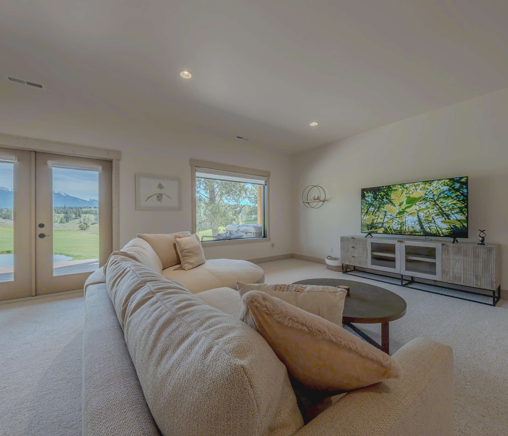 Home on the 10th Hole Home for 8 With Incredible Views & Hot Tub