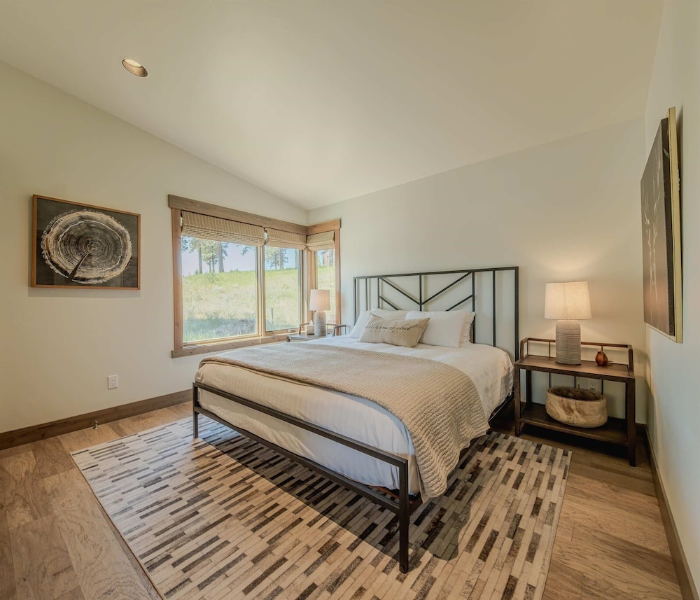 Cottage on the 10th Tee Beautiful Stay for 7 w/ Hot Tub & Fire Pit