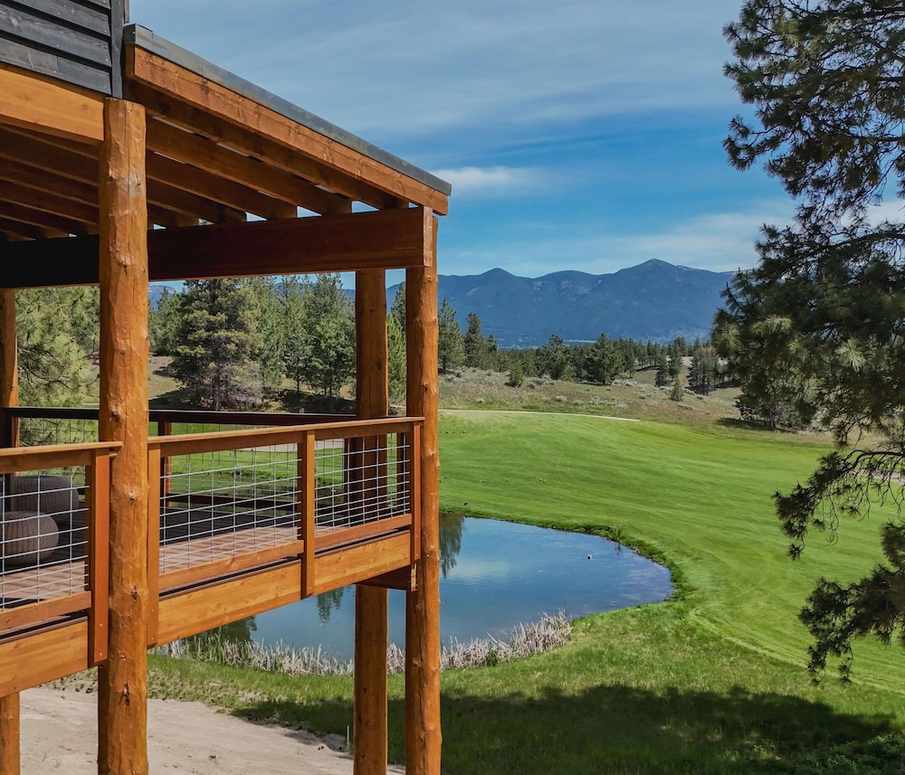 Home on the 10th Hole Home for 8 With Incredible Views & Hot Tub