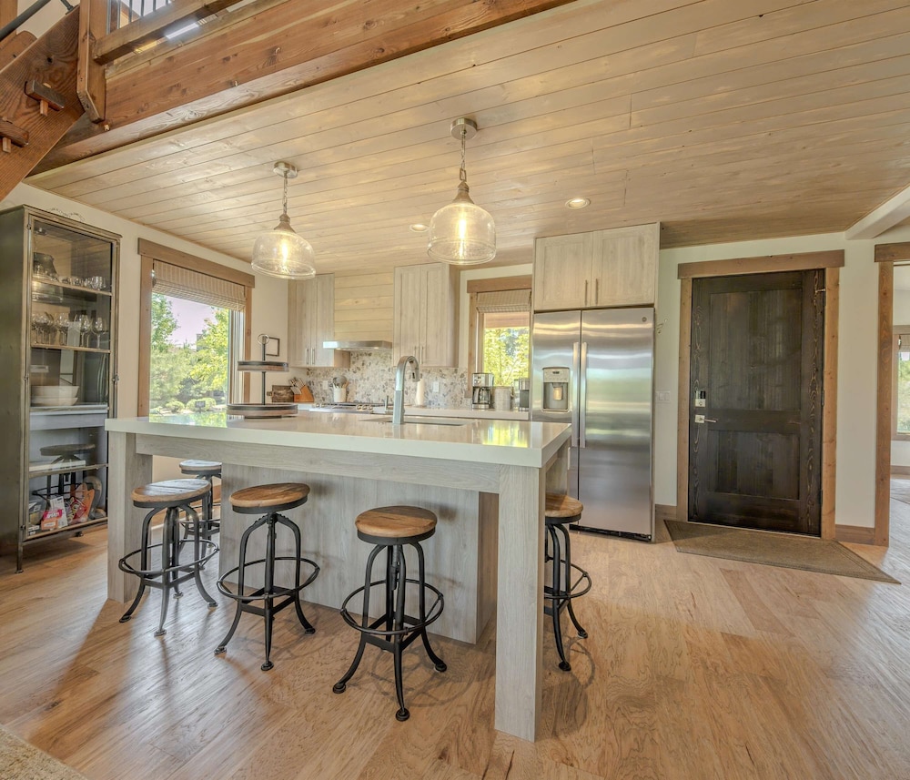 Cottage on the 10th Tee Beautiful Stay for 7 w/ Hot Tub & Fire Pit