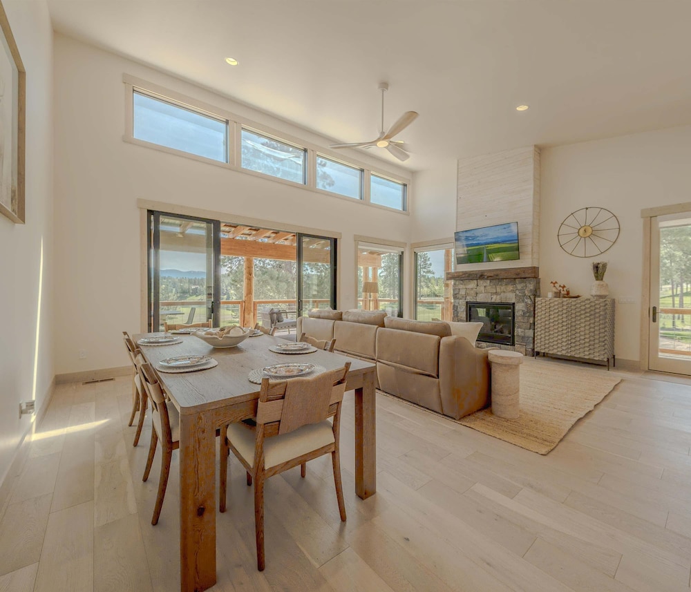 Home on the 10th Hole Home for 8 With Incredible Views & Hot Tub