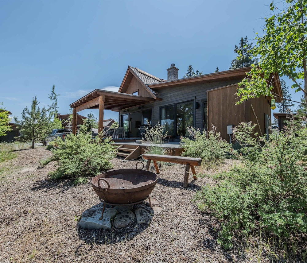 Cottage on the 10th Tee Beautiful Stay for 7 w/ Hot Tub & Fire Pit