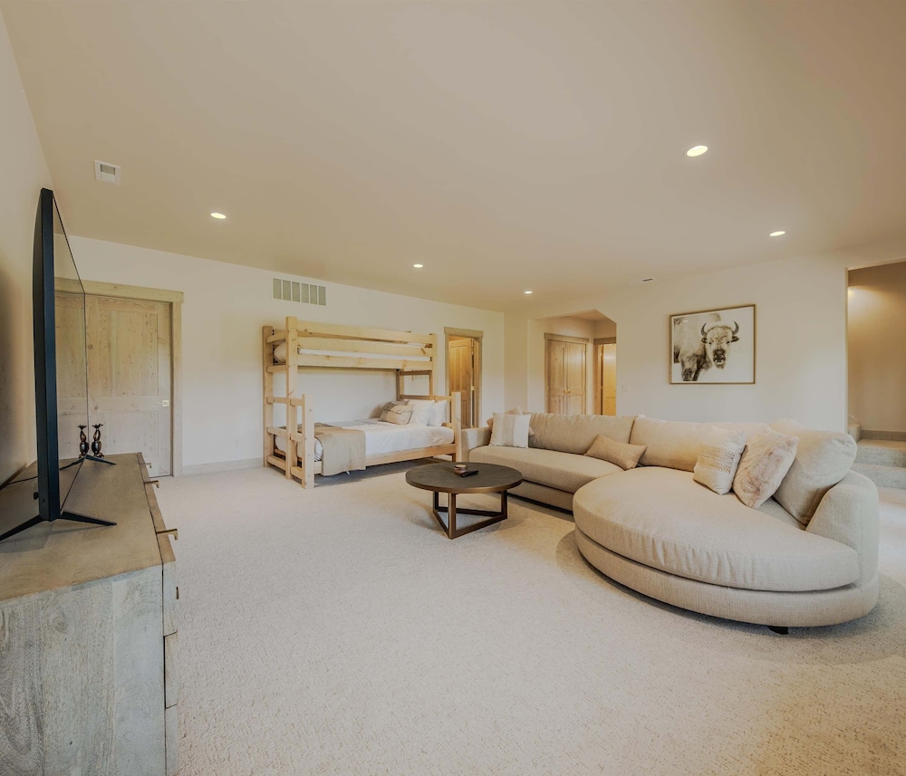 Home on the 10th Hole Home for 8 With Incredible Views & Hot Tub