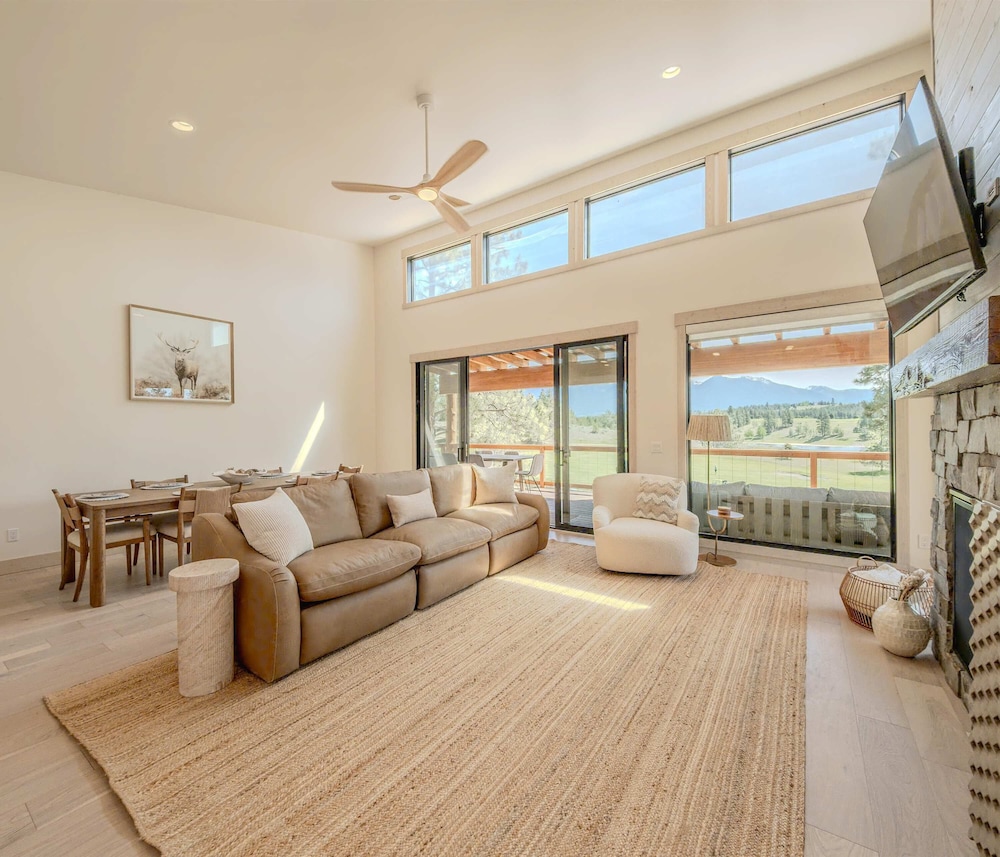 Home on the 10th Hole Home for 8 With Incredible Views & Hot Tub