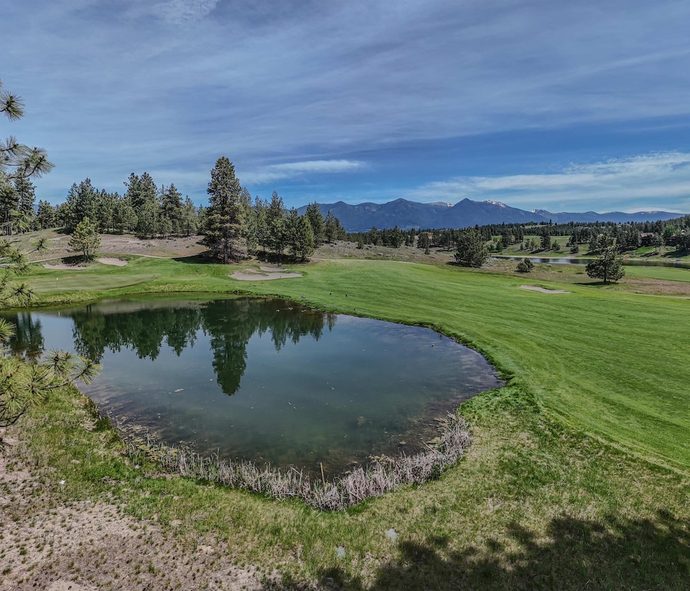 Home on the 10th Hole Home for 8 With Incredible Views & Hot Tub