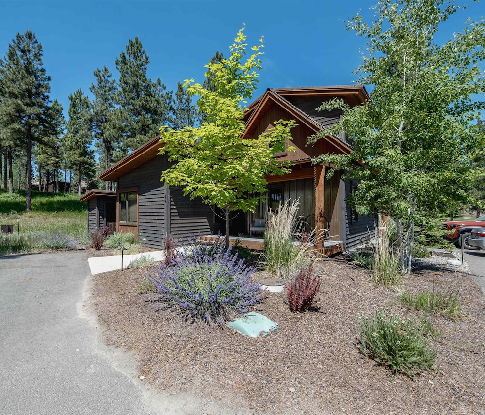 Cottage on the 10th Tee Beautiful Stay for 7 w/ Hot Tub & Fire Pit