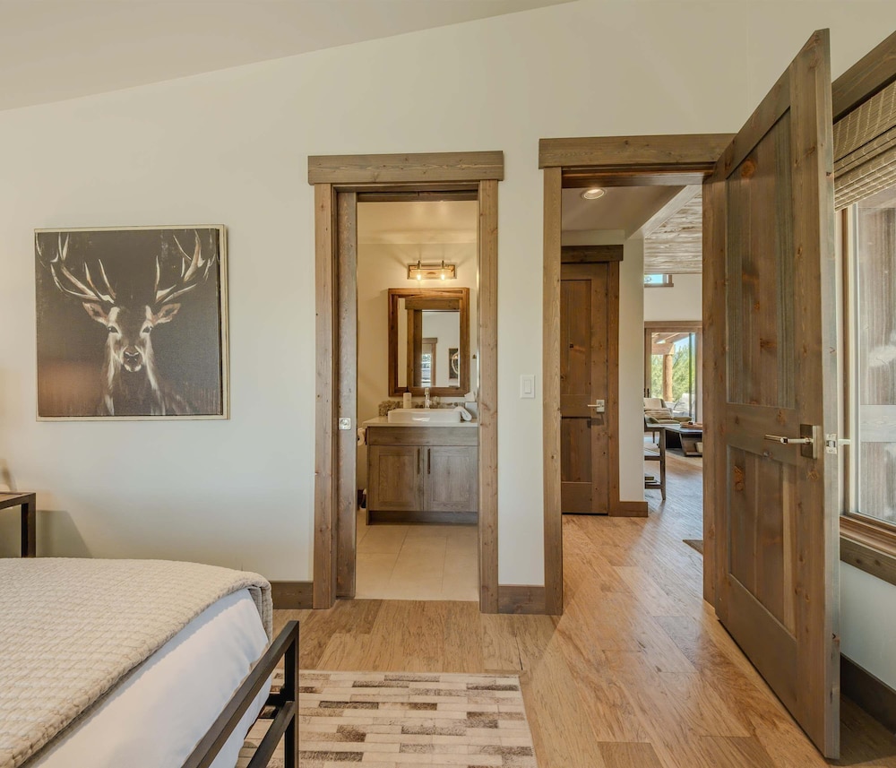 Cottage on the 10th Tee Beautiful Stay for 7 w/ Hot Tub & Fire Pit