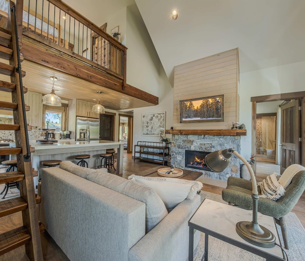 Cottage on the 10th Tee Beautiful Stay for 7 w/ Hot Tub & Fire Pit