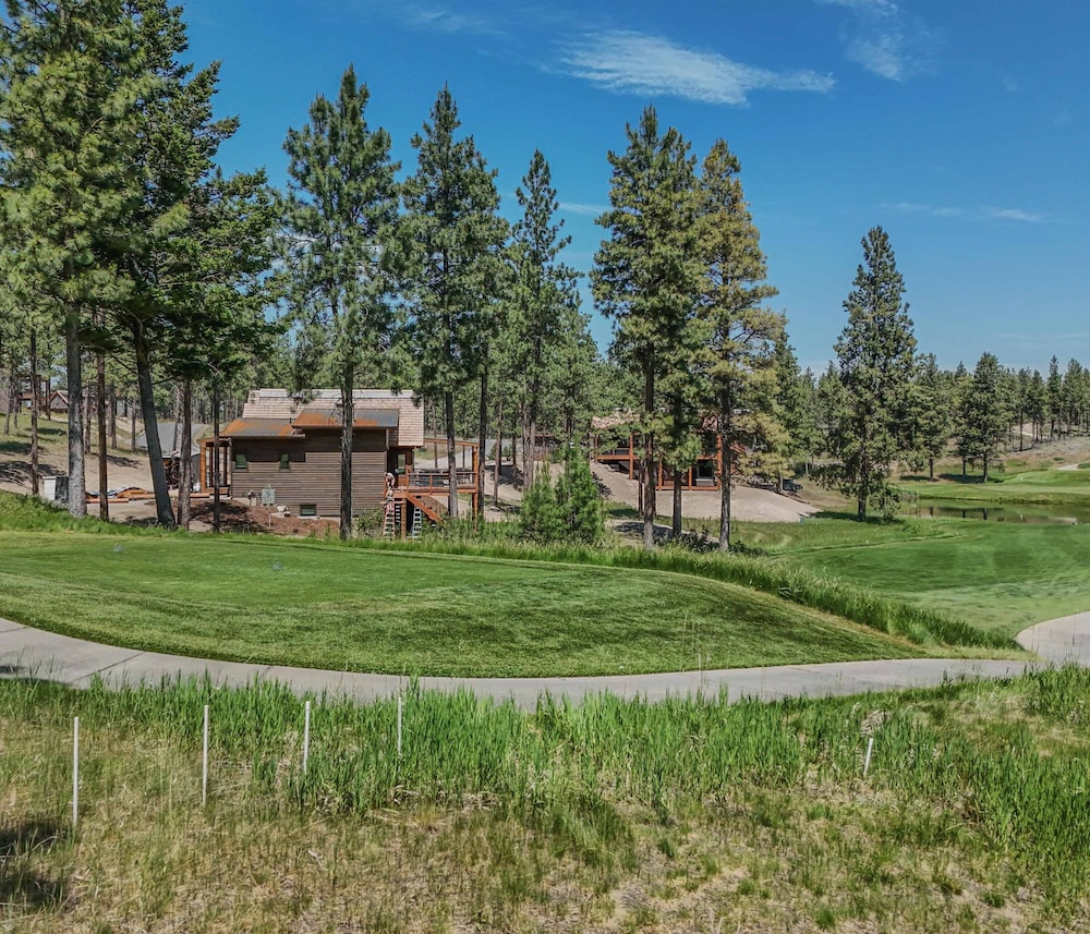 Cottage on the 10th Tee Beautiful Stay for 7 w/ Hot Tub & Fire Pit