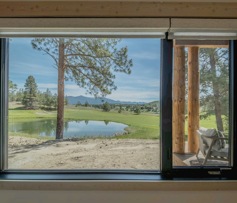 Home on the 10th Hole Home for 8 With Incredible Views & Hot Tub