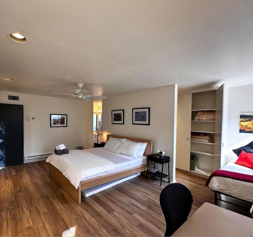 Montrose Retreat w Pool Minutes From Everything