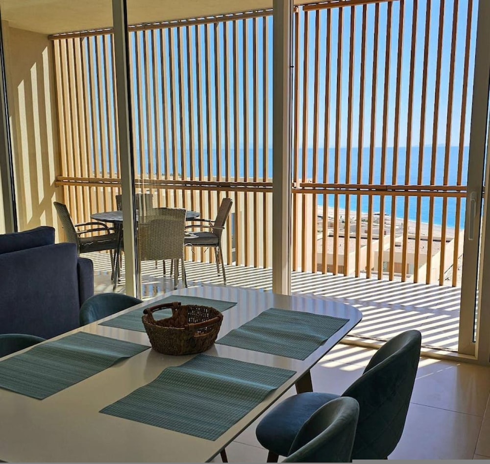 Sunny Coastal Getaway Green Coast