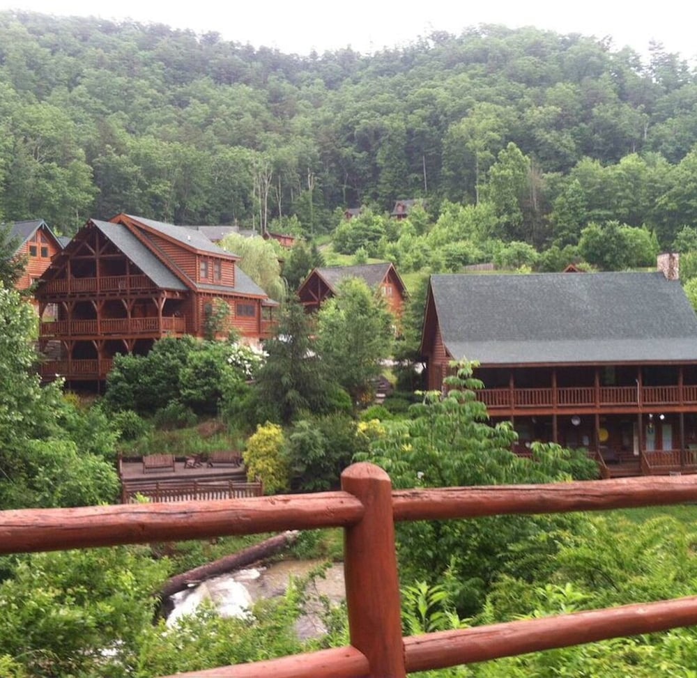 Cozy Upscale Cabin w Fireplace Hot Tub