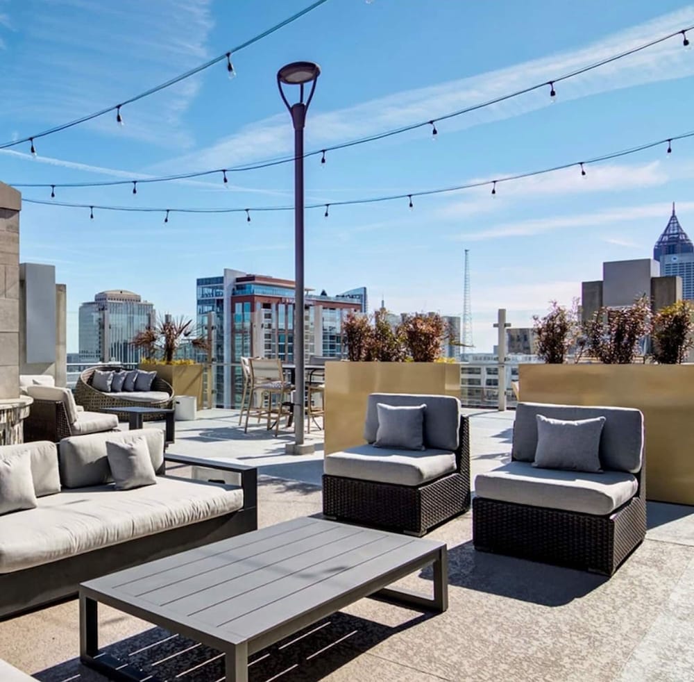 Luxury Midtown High Rise w Pool