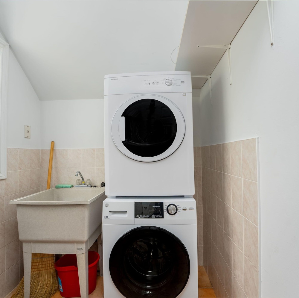Private 2bdrm Unit With Ensuite Laundry - U5A