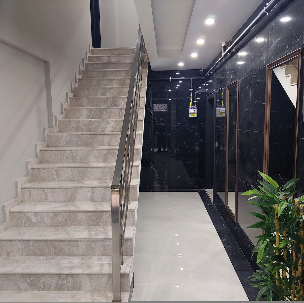 New Flat Large Living Space 4 Close to Lara Beach