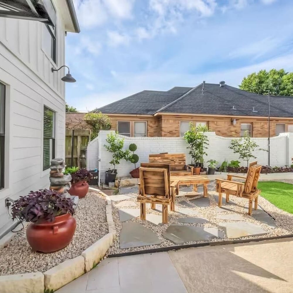 Maverick Prime Location Houston Hotspots Sleep 4 view 3