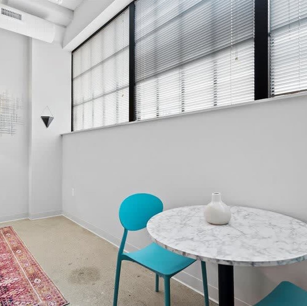Cozysuites Lavish 1BR Downtown Pittsburgh view 3