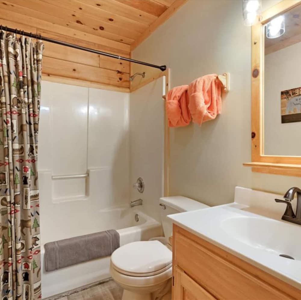 Minutes to Parkway I Pigeon Forge Sleeps 14 5BR view 5