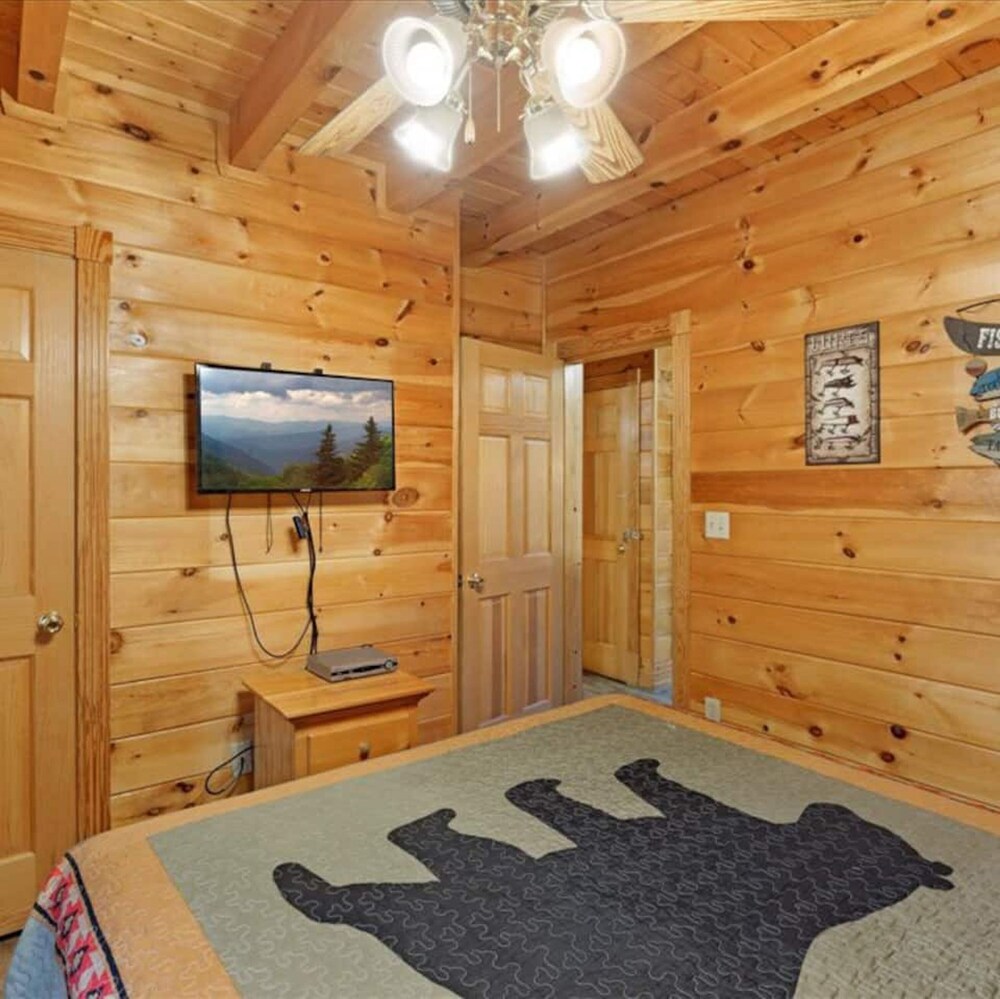 Minutes to Parkway I Pigeon Forge Sleeps 14 5BR view 2